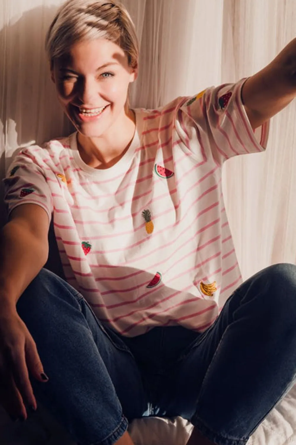 Store Kinsley Relaxed T-Shirt - Off-White/Pink, Fruit Embroidery T-Shirts